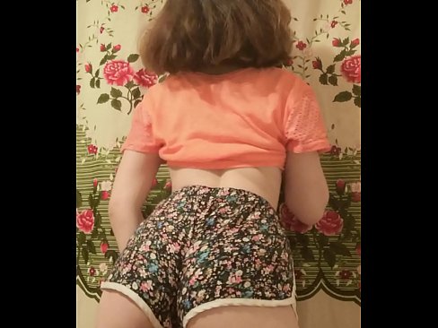 ❤️ סעקסי יונג באַבע סטריפּינג אַוועק איר קורצע הייזלעך אויף אַפּאַראַט רוסישע פּאָרן ביי אונדז ️❤